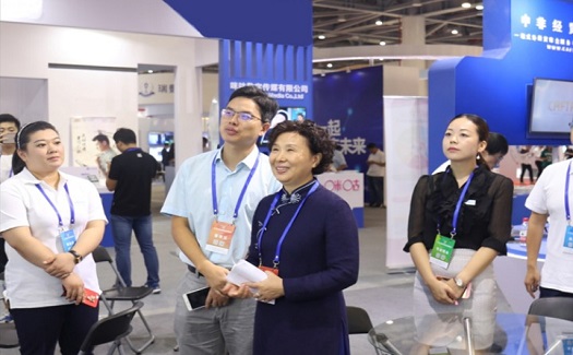 國(guó)貿(mào)集團(tuán)職工董事吳建華看望第八屆浙交會(huì)國(guó)貿(mào)云商展位工作人員