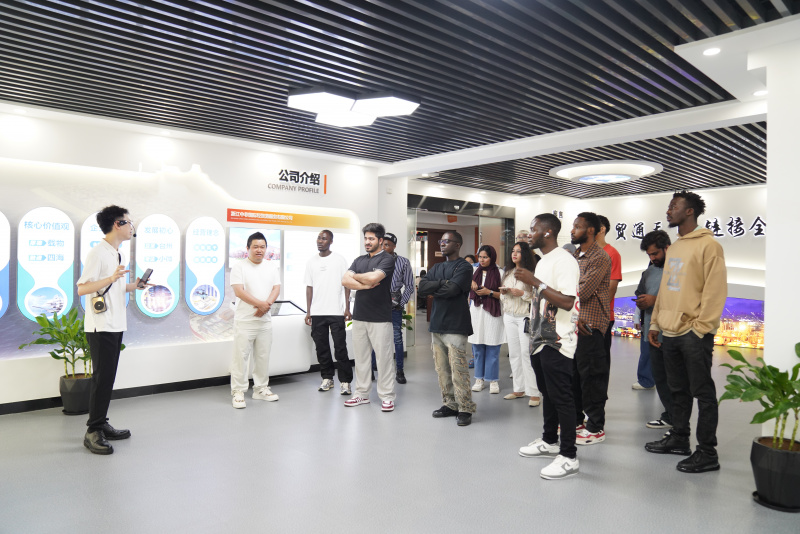 1747897823669986uzQx.jpg 業(yè)務(wù)展廳參觀1.jpg