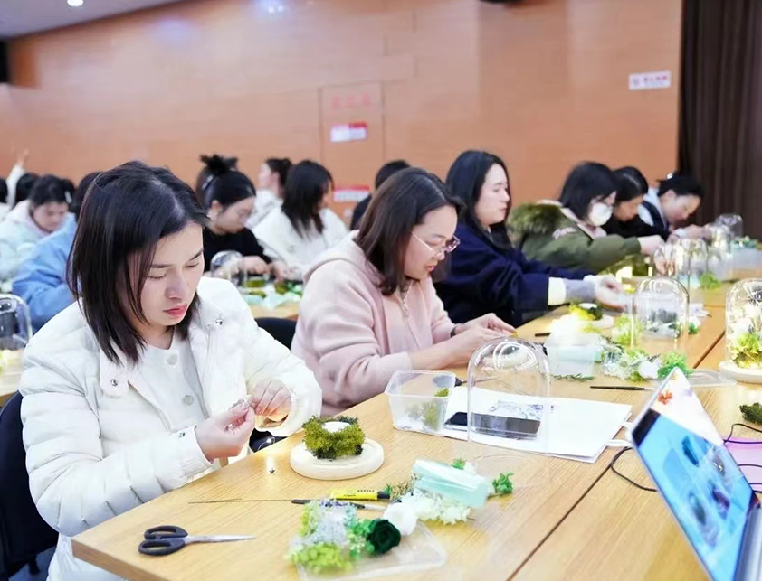 芳華灼灼三月天 情意綿綿暖心扉丨中非經(jīng)貿(mào)港舉辦“三八”婦女節(jié)手作沙龍活動