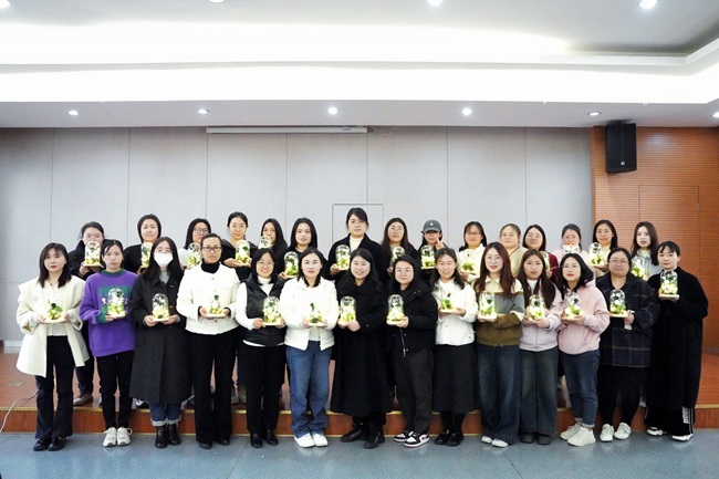 芳華灼灼三月天 情意綿綿暖心扉丨中非經(jīng)貿(mào)港舉辦“三八”婦女節(jié)手作沙龍活動(dòng)