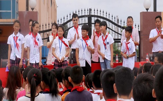 奉獻(xiàn)愛心 回饋社會(huì) 朱聃助學(xué)民工子弟學(xué)校