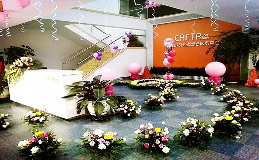 在中非經(jīng)貿(mào)港的見證下，小伙伴浪漫求婚成功 ～