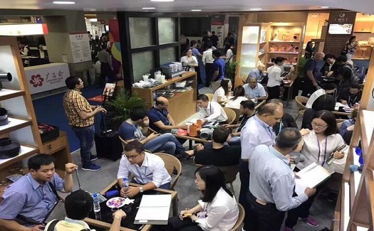 中非經(jīng)貿(mào)港工作人員赴廣交會為客戶提供外經(jīng)貿(mào)服務(wù)。附. 廣交會籌展時間安排