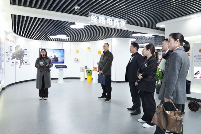 中國人民銀行浙江省分行副行長、國家外匯管理局浙江省分局副局長馮子興一行來中非經(jīng)貿(mào)港調(diào)研